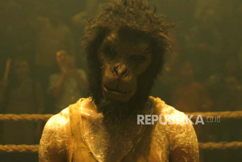 Foto adegan dalam film Monkey Man. Dev Patel menjadi sutradara, produser, penulis skenario, sekaligus pemeran utama Monkey Man.