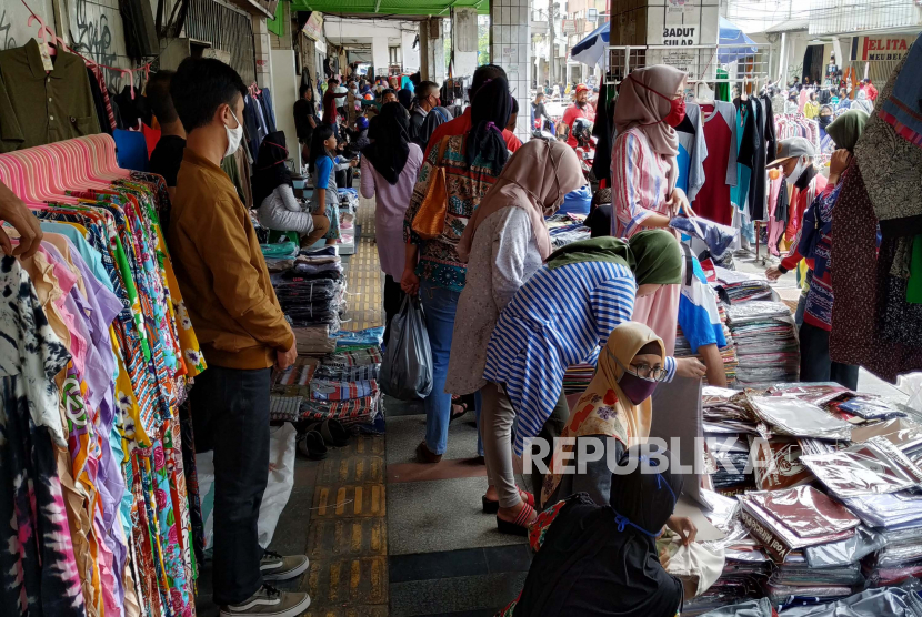 Pedagang kaki lima (PKL) dan pengunjung kembali memadati trotoar kawasan Pasar Baru, Kota Bandung, Kamis (21/5). Meski Pasar Baru masuk dalam kawasan yang ditutup saat Pembatasan Sosial Berskala Besar (PSBB), menjelang Lebaran para pedagang tetap nekat berjualan, tidak hanya di trotoar mereka pun turun ke jalan