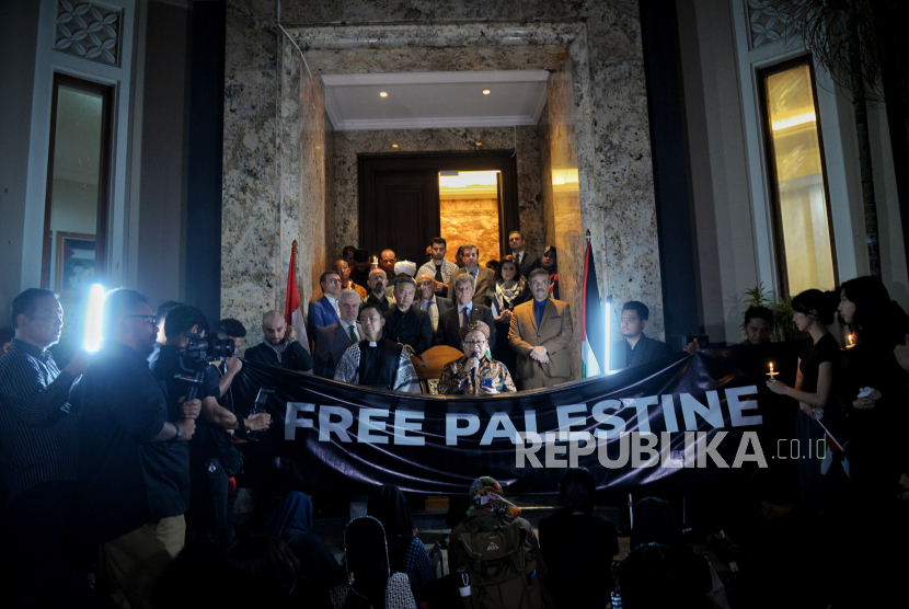 Dutabesar Palestina untuk Indonesia Zuhair Al-Shun bersama sejumlah elemen masyarakat saat mengikuti aksi damai Bela Palestina di Kedutaan Besar Palestina, Jakarta, Kamis (2/11/2023). Aksi yang digelar oleh berbagai elemen masyarakat tersebut sebagai bentuk solidaritas dan dukungan kepada rakyat Palestina dalam menghadapi konflik