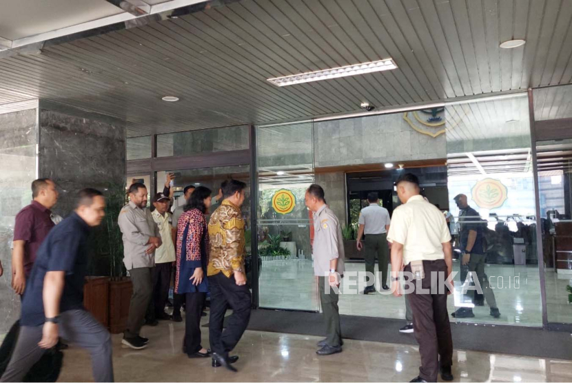 Syahrul Yasin Limpo mendatangi Kantor Kementerian Pertanian, Kamis (5/10/2023). Republika/Intan Pratiwi