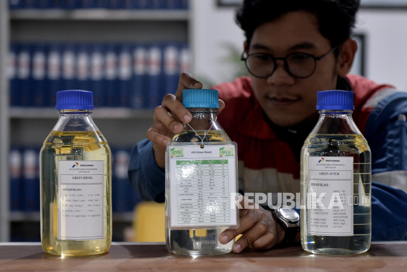 Petugas menunjukkan sampel tahapan produksi bio diesel dalam proses pembuatan Diesel (D100) dan Green Avtur di Kilang PT Kilang Pertamina Internasional RU IV Cilacap, Jateng, Kamis (27/10/2022). 