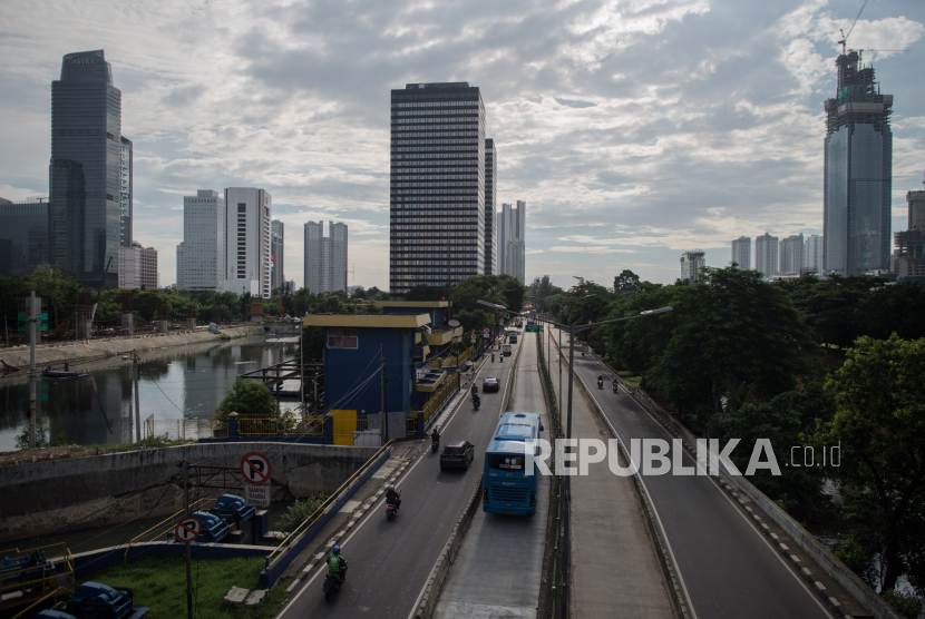 Suasana jalan yang lengang di kawasan bisnis di Jalan Setiabudi, Jakarta, Selasa (7/4). Ilustrasi