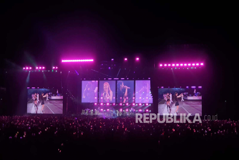 Suasana konser hari pertama BLACKPINK di Stadion Utama Gelora Bung Karno (SUGBK), Senayan, Jakarta, Sabtu (11/3/2023).