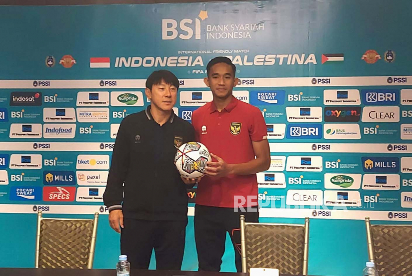 Pelatih timnas Indonesia Shin Tae-Yong dan bek Rizky Ridho (kanan) saat memberikan keterangan pers terkait persiapan laga FIFA matchday vs Palestina di Hotel Vasa Surabaya, Selasa (13/6/2023).