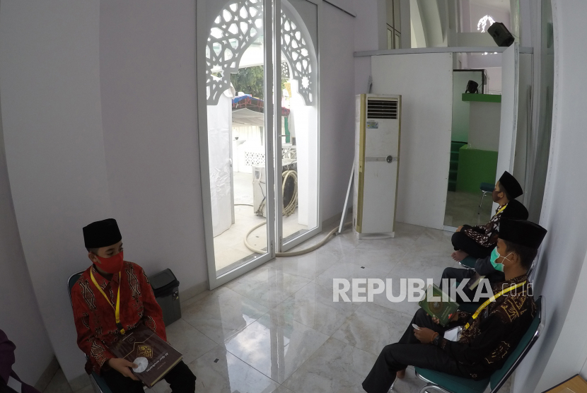 Sejumlah peserta menanti waktu tampil pada cabang Tilawah Al-Quran Golongan Anak-anak di MTQ Nasional ke-28 di Masjid Al-Hakim, Padang, Sumatera Barat.
