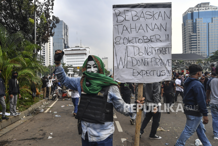 Massa mengikuti aksi tolak UU Cipta Kerja di kawasan Patung Kuda, Jakarta.