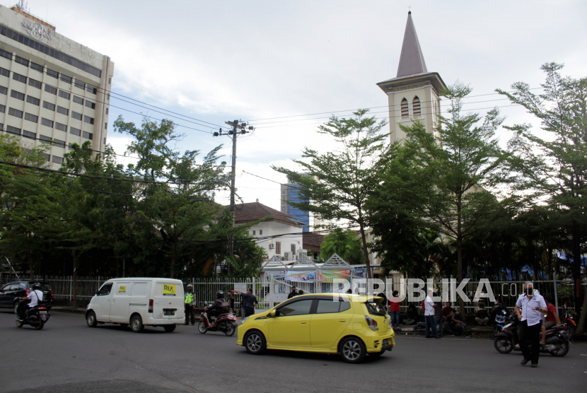 PGI menyebutkan sejumlah aktivitas gereja masih daring. Sejumlah kendaraan melintas di depan Gereja Katedral Makassar, Sulawesi Selatan, Senin (29/3). 