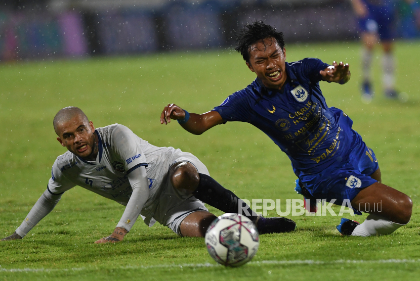 Pesepak bola PSIS Semarang Ryan Ardiansyah (kanan) dihadang oleh pemain Arema FC Diego Michiels dalam pertandingan sepak bola Liga 1 di Stadion I Wayan Dipta, Gianyar, Bali, Senin (17/1/2022). Pertandingan tersebut berakhir imbang tanpa gol. 