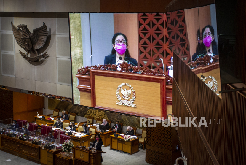 Ketua DPR Puan Maharani membacakan pidato pada Rapat Paripurna ke-11 Pembukaan Masa Persidangan III Tahun Sidang 2020-2021 di Kompleks Parlemen, Senayan, Jakarta, Senin (11/1/2021). Rapat Paripurna diikuti oleh 73 anggota DPR yang hadir secara fisik dan 310 secara virtual dan beragendakan pembacaan pidato pembukaan masa persidangan oleh Ketua DPR. 