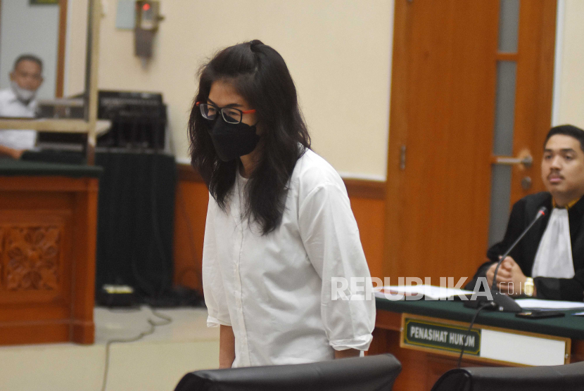 Terdakwa Linda Pujiastuti bersiap untuk menjalani sidang pembacaan tuntutan kasus memperjualbelikan barang bukti narkotika jenis sabu-sabu sitaan di Pengadilan Negeri Jakarta Barat, Jakarta, Senin (27/3/2023). Jaksa penuntut umum (JPU) menuntut Linda dengan pidana penjara 18 tahun dan denda Rp2 miliar subsider enam bulan kurungan dalam kasus peredaran narkotika yang juga melibatkan mantan Kapolda Sumatera Barat Irjen Pol Teddy Minahasa. ANTARA FOTO/Indrianto Eko Suwarso