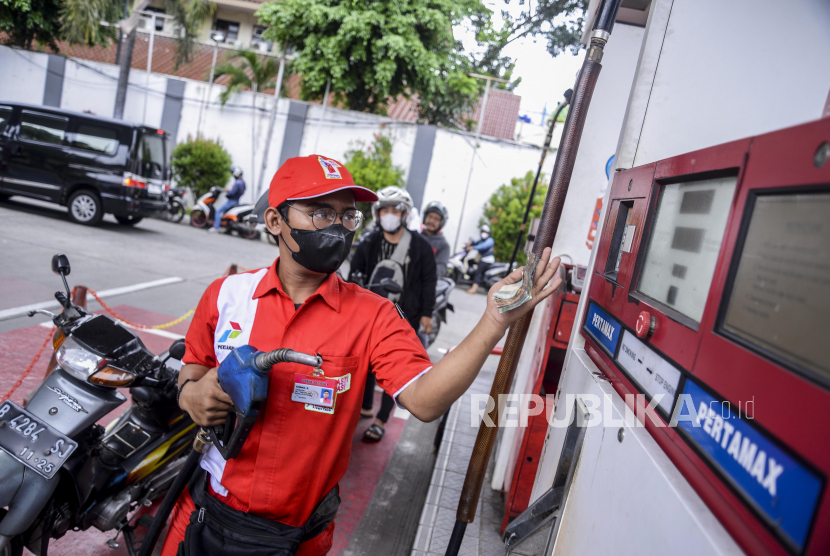 Petugas melayani warga mengisi BBM di salah satu SPBU di kawasan Senen, Jakarta, Selasa (3/1/2023). Sejak diusulkan pada tahun 2019 soal penataan ulang penyaluran BBM bersubsidi hingga kini di tahun 2023 belum ada titik terang soal penyaluran barang subsidi tepat sasaran.