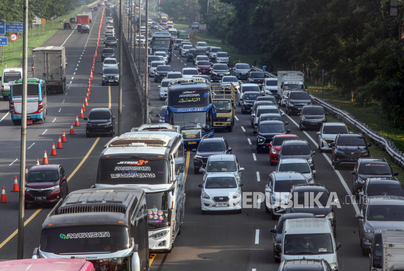 Kepadatan kendaraan menuju jalur Puncak, Gadog, Kabupaten Bogor, Jawa Barat, Kamis (9/5/2024). 