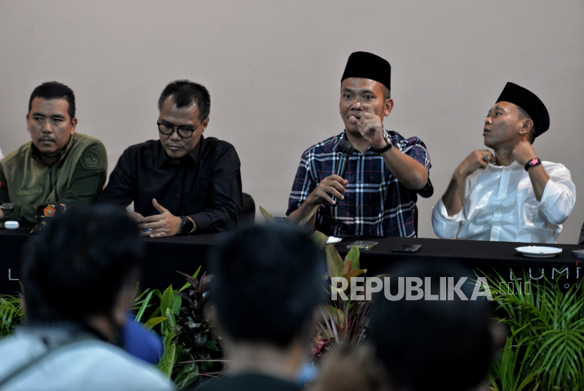 Wakil Sekjen PBNU Rahmat Hidayat Pulungan (kedua kanan) saat konferensi pers di Hotel Luminor, Sidoarjo, Jawa Timur, Rabu (8/2/2023). Dalam konferensi pers tersebut menyampaikan tentang capaian dan evaluasi kegiatan Satu Abad NU.