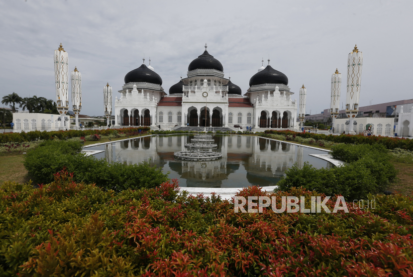Suasana Masjid Raya Baiturrahman yang telah dibersihkan untuk pelaksanaan shalat Idul Fitri di Banda Aceh, Aceh, Sabtu (23/5/2020). Pemerintah Aceh mengingatkan dan meminta seluruh jamaah shalat Idul Fitri 1 Syawal 1441 Hijriah di seluruh masjid untuk menerapkan protokol kesehatan guna mencegah penyebaran dan penularan COVID-19