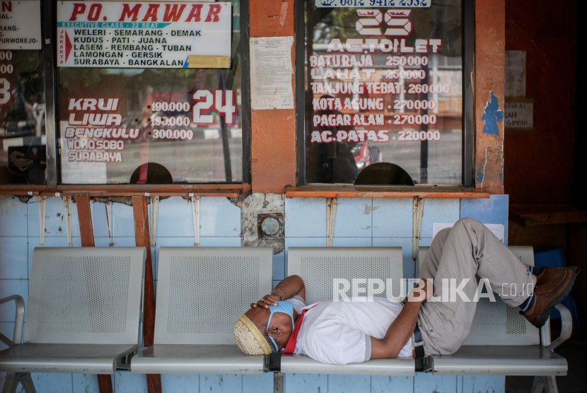 Pekerja Perusahaan Otobus (PO) tidur di depan loket di Terminal Kalideres, Jakarta, Senin (11/5/2020). Sebanyak kurang lebih 600 pekerja PO mengeluhkan kebijakan pemerintah yang tidak mengizinkan adanya operasional bus Antar Kota Antar Provinsi (AKAP) di Terminal tersebut
