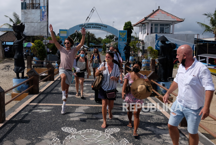 Warga negara asing (WNA) bersiap menyeberang ke Labuan Bajo, NTT dengan menggunakan kapal pinisi di Pelabuhan Serangan, Denpasar, Bali, Kamis (28/10). Badan Pusat Statistik (BPS) mencatatkan kunjungan wisatawan mancanegara turun sebesar 15,08 persen pada September 2021.