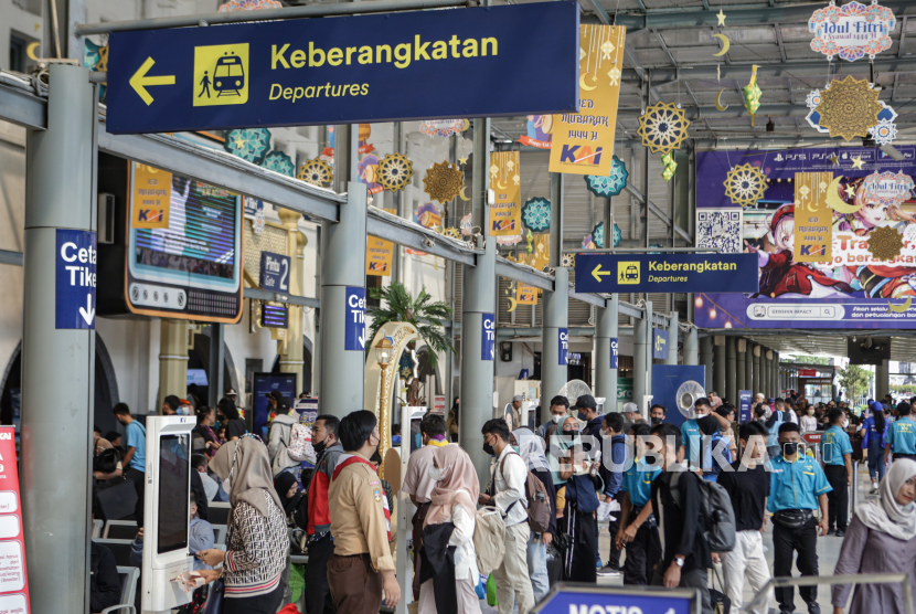 Sejumlah penumpang kereta memadati Stasiun Pasar Senen, Jakarta, Rabu (19/4/2023). 