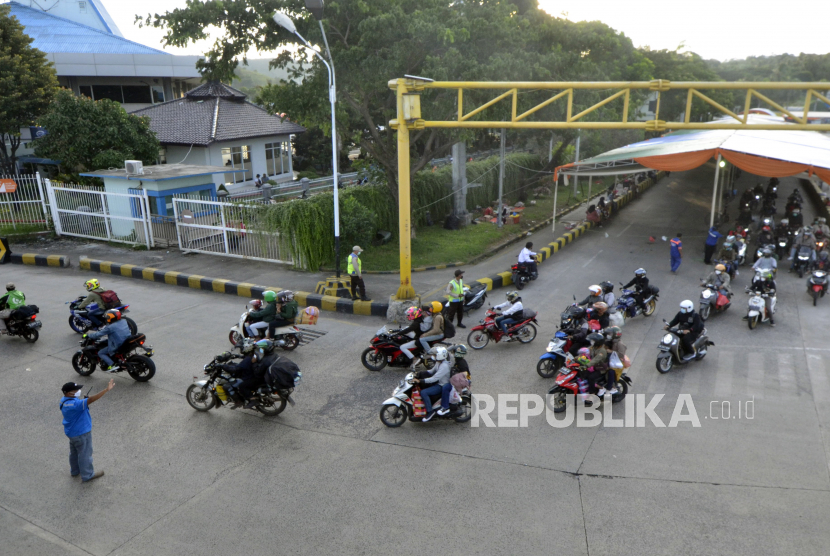 Sejumlah pemudik sepeda motor berjalan menuju kapal penyebrangan di Pelabuhan Bakauheni, Lampung Selatan, Lampung (ilustrasI).   