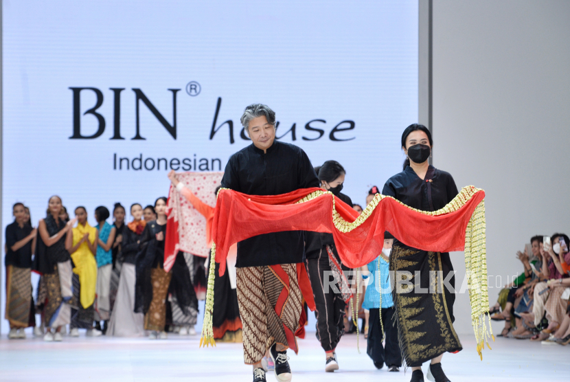 Desainer busana Obin (kiri depan) menyapa penonton dalam acara Jakarta Fashion Week (JFW) 2023 di Jakarta, Kamis (27/10/2022). Pada hari keempat JFW 2023, BINhouse mempersembahkan koleksi kain-kain tradisional Nusantara bertajuk Lambaian Kain. Republika/Thoudy Badai