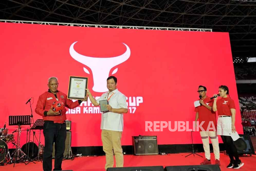 PDIP menyambut Piala Dunia U-17 dengan memecahkan rekor Museum Rekor Dunia Indonesia (Muri) untuk menggiring 10 ribu bola, di Stadion Utama Gelora Bung Karno (GBK), Jakarta, Jumat (3/11/2023). 