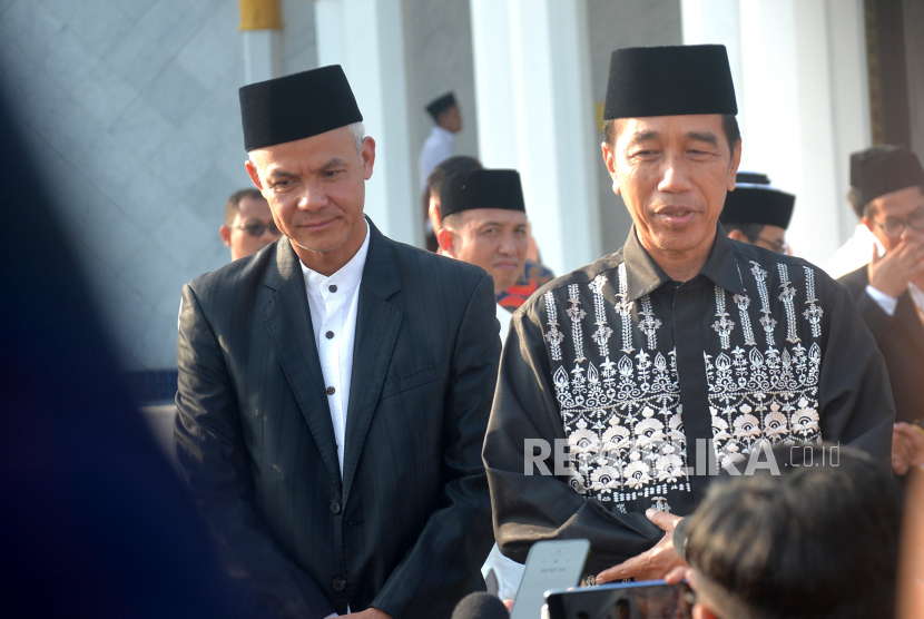 Presiden Joko Widodo bersama Gubernur Jawa Tengah Ganjar Pranowo menjawab pertanyaan wartawan usai menunaikan Shalat Idul Fitri di Masjid Raya Sheikh Zayed, Surakarta, Jawa Tengah, Sabtu (22/4/2023). Pada tahun ini umat Muslim merayakan Idul Fitri 1444H pada hari  yang berbeda, yakni Jumat (21/4/2023) dan Sabtu (22/4/2023).