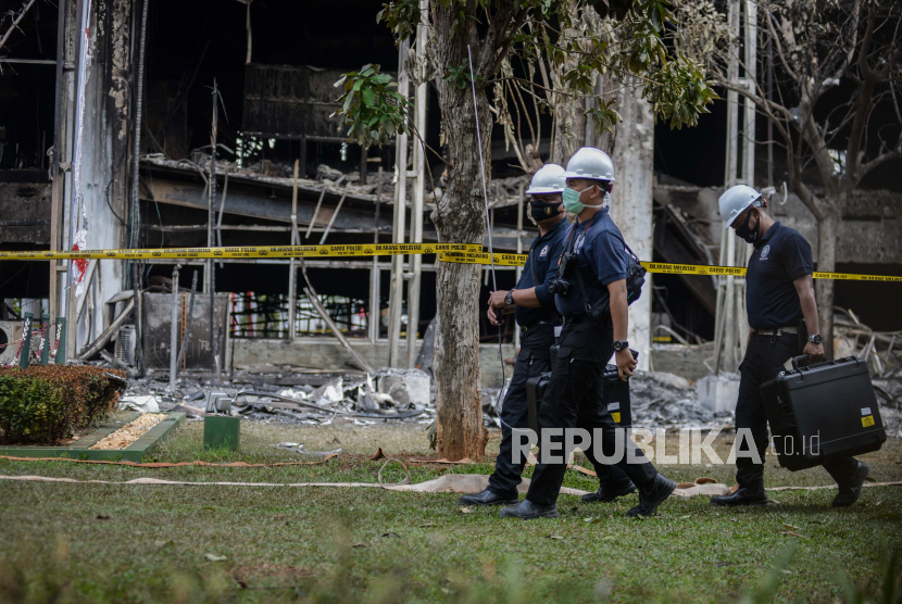 Petugas Pusat Laboratorium Forensik (Puslabfor) bersama tim Inafis Polri melakukan olah TKP di Gedung Utama Kejaksaan Agung Republik Indonesia yang terbakar pada Sabtu (22/8) malam, di Jakarta, Senin (24/8). Berdasakrkan pantauan tim Puslabfor terlihat membawa koper hitam serta sempat menerbang drone saat olah TKP yang dilakukan secara tertutup, hingga saat ini belum diketahui penyebab terjadinya kebakaran yang melanda gedung tersebut.