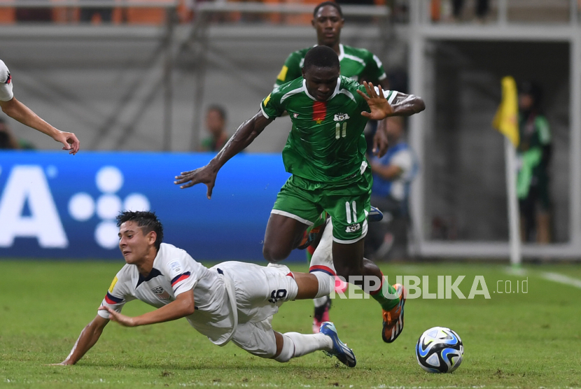 Para pesepak bola Timnas Burkina (hijau) saat berlaga di Grup E Piala Dunia U-17 2023 di Jakarta International Stadium, Jakarta.