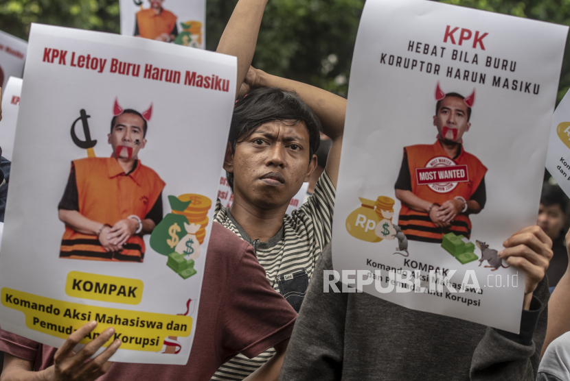 Sejumlah massa aksi membawa poster saat berunjuk rasa terkait buron KPK yang juga politisi PDI Perjuangan, Harun Masiku. (ilustrasi)