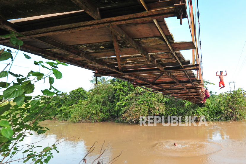 Lompat ke sungai (ilustrasi)