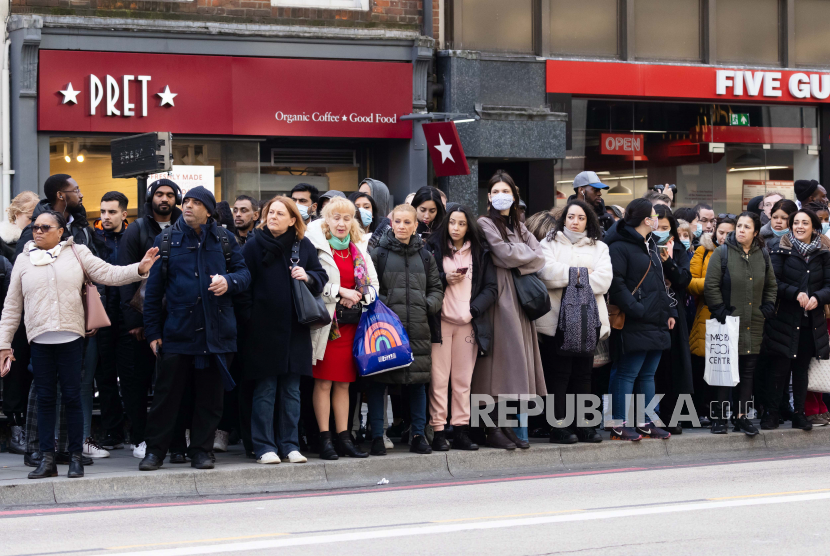 Para komuter menunggu untuk naik bus di dekat Stasiun Liverpool Street karena semua jalur Kereta Bawah Tanah London dihentikan setelah ribuan pekerja memulai aksi mogok di London, Inggris.