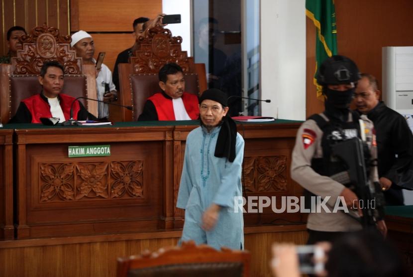 Terdakwa kasus dugaan serangan teror bom Thamrin Oman Rochman alias Aman Abdurrahman (tengah) bersiap menjalani sidang pembacaan putusan (vonis) di Pengadilan Negeri Jakarta Selatan, Jumat (22/6).