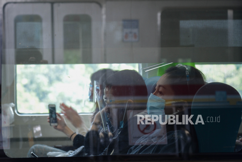 Penumpang kereta api. PT Kereta Api Indonesia Daerah Operasi 1 Jakarta memprediksi kedatangan dengan jumlah penumpang tertinggi pada Senin (24/8) besok setelah masa akhir pekan panjang yang berbarengan dengan libur Tahun Baru Islam 1442 Hijriah. 