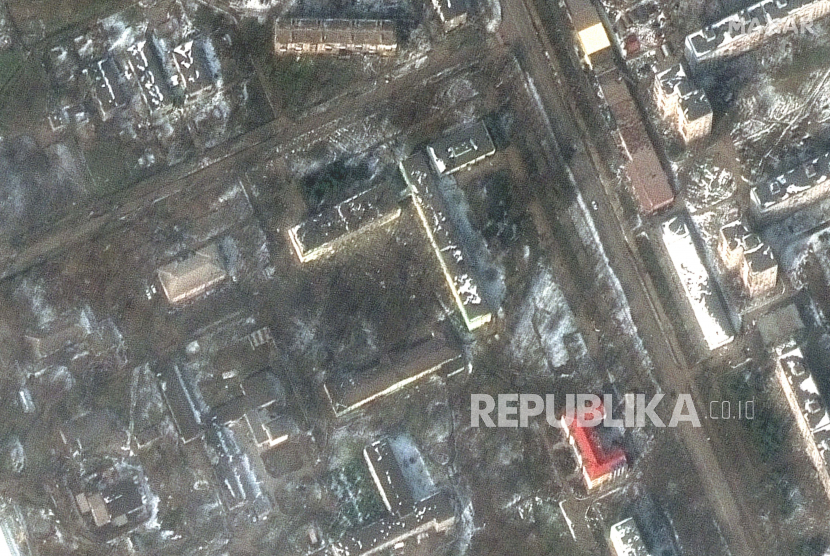  Citra satelit yang disediakan oleh Maxar Technologies ini menunjukkan rumah sakit Mariupol dengan kerusakan akibat serangan udara setelah serangan Rusia di Mariupol, Ukraina, Sabtu, 12 Maret 2022.
