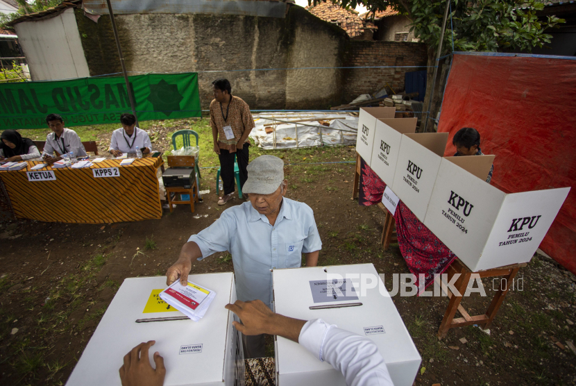 Warga memasukkan surat suara ke kotak saat pelaksanaan pemungutan suara ulang (PSU) di TPS 03 Desa Tugu, Kecamatan Lelea, Indramayu, Jawa Barat, Rabu (21/2/2024). Sebanyak tiga TPS di Indramayu menggelar pemungutan suara ulang akibat temuan beberapa pelanggaran di tiga TPS tersebut. 