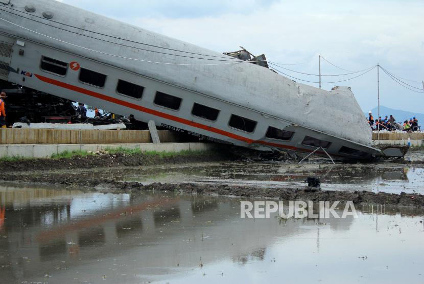 Peristiwa tabrakan kereta api KA Turangga jurusan Surabaya-Bandung dengan KA commuter line jurusan Padalarang-Cicalengka, yang berlokasi tidak jauh dari Stasiun Cicalengka, Kabupaten Bandung, Jawa Barat, Jumat (5/1/2023). Belum diketahui penyebab tabrakan dua kereta ini. Pihak PT KAI menyatakan penyebab kecelakaan baru bisa diketahui setelah ada investigasi. Pada peristiwa tersebut 4 orang tewas, dan 37 luka-luka.