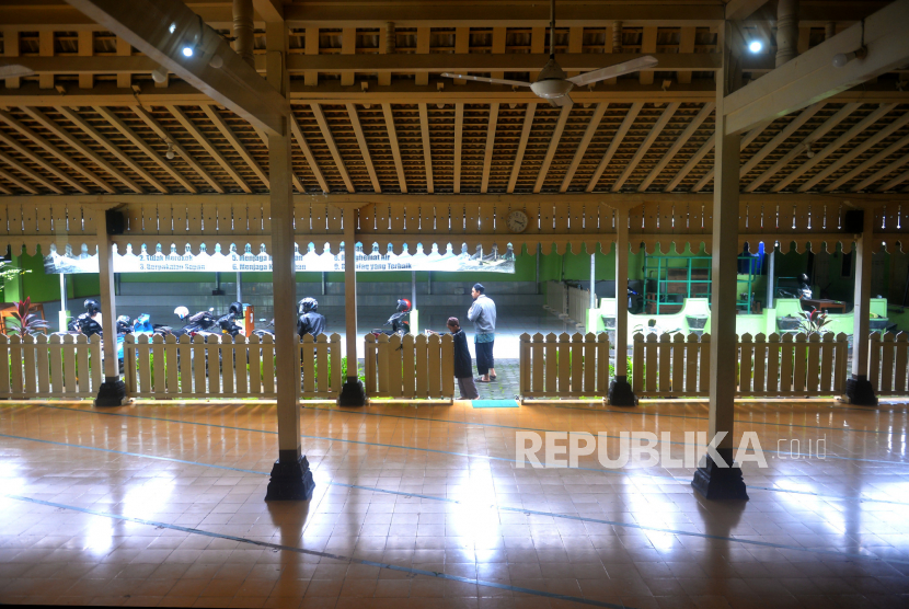 Jamaah usai sholat Ashar di Masjid Keraton Soko Tunggal, Yogyakarta, Senin (28/11/2022). Doa Masuk dan Keluar Masjid Sesuai Tuntunan Nabi Muhammad SAW