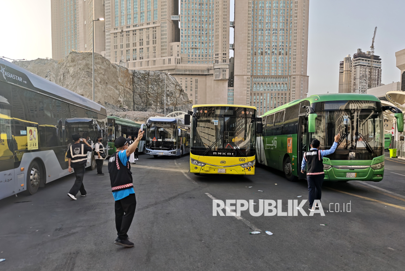 Petugas tranportasi mengatur perjalanan bus Shalawat di Terminal Jiad/Ajyad di dekat kawasan Masjidil Haram, Makkah, Arab Saudi, Sabtu (17/5/2025). Panitia Penyelenggara Ibadah Haji (PPIH) Arab Saudi menyiapkan tiga terminal bus Shalawat sebagai moda transportasi dari hotel menuju Masjidil Haram dan sebaliknya bagi jamaah calon haji Indonesia yakni terminal Ajyad yang melayani jamaah di wilayah Misfalah, terminal Syib Amir yang melayani wilayah Syisyah dan Raudhah, dan terminal Jabal Kakbah yang melayani wilayah Jarwal. 