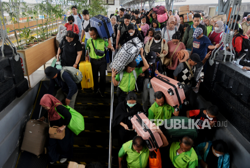 Penumpang kereta api tiba di Stasiun Pasar Senen, Jakarta, Selasa (2/1/2024). PT KAI Daop 1 Jakarta menyebut puncak arus balik libur Natal 2023 dan tahun Baru 2024 terjadi selama 2 hari yakni tanggal 1 dan 2 Januari 2024. Jumlah penumpang KAI jarak jauh di Stasiun Senen mengalami peningkatan pada hari Senin (1/1) sebanyak sekitar 43.300-an penumpang dan hari ini Selasa (2/1) sekitar 43.700-an penumpang yang tiba di Jakarta melalui Stasiun Pasar Senen. Mayoritas penumpang berasal dari Cirebon, Semarang, Bandung, Yogyakarta dan Surabaya. Sementara, PT KAI masih menyediakan sebanyak 166.000 kursi pada periode masa angkut Natal 2023 dan Tahun Baru 2024 yang akan berakhir pada 7 Januari 2024 dengan okupansi volume penumpang sebesar 65 persen sehingga bagi penumpang yang akan kembali ke Jakarta masih dapat membeli tiket kereta api sebagai alternatif transportasi saat arus balik.