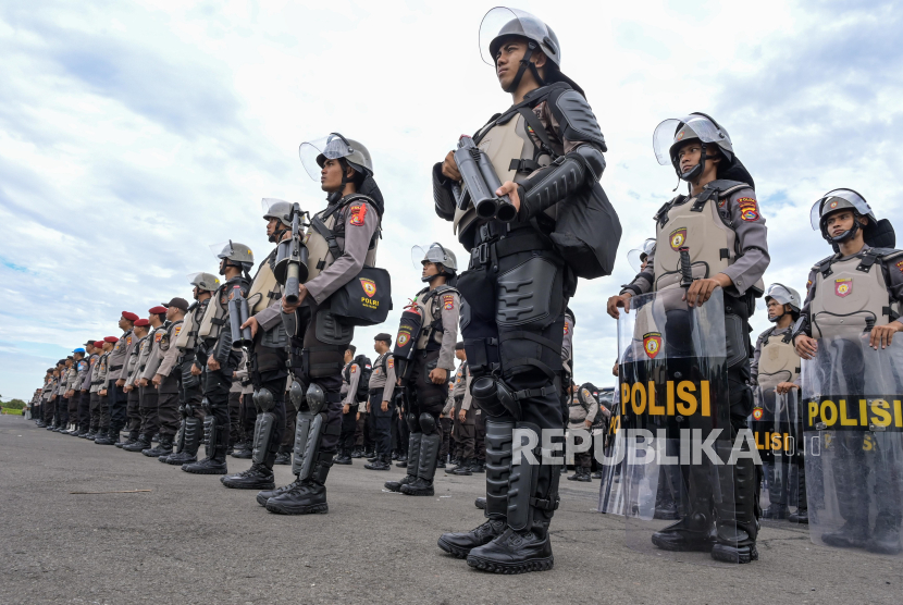 Sejumlah personel kepolisian mengikuti apel kesiapan pengamanan Pemilu 2024 di lapangan eks Bandara Selaparang, Mataram, NTB, Senin (5/2/2024). Polda NTB mengerahkan 7.385 personel yang juga didukung personel TNI untuk pengamanan Pemilu 2024 di wilayah NTB yang tersebar di 16.253 Tempat Pemungutan Suara (TPS).