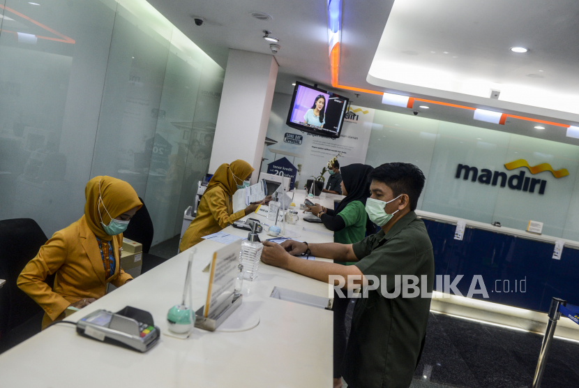 Petugas saat melayani nasabah di Plaza Mandiri, Jakarta, beberapa waktu lalu. Bank Mandiri mengoperasikan 223 kantor cabang di DKI Jakarta di masa PSBB yang dimulai pada 14 September 2020.