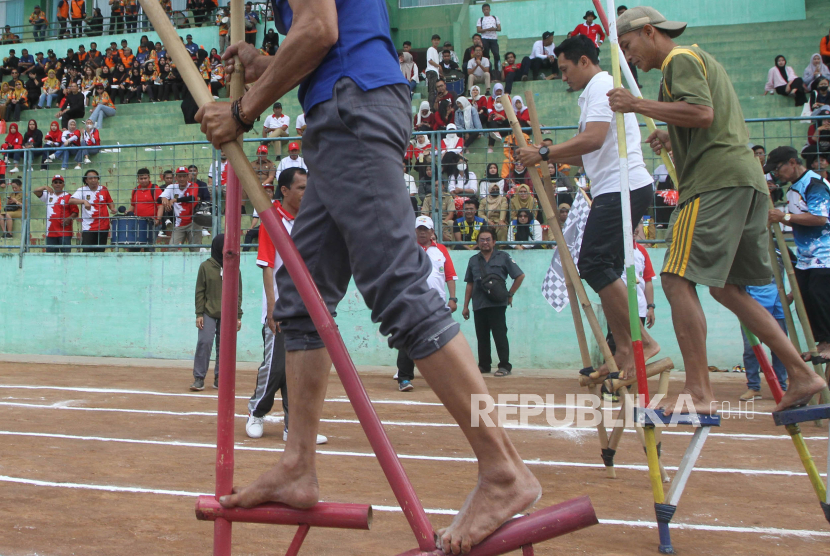 Lomba Permainan Tradisional Enggrang Menyambut HUT Ke-78 RI | Republika ...