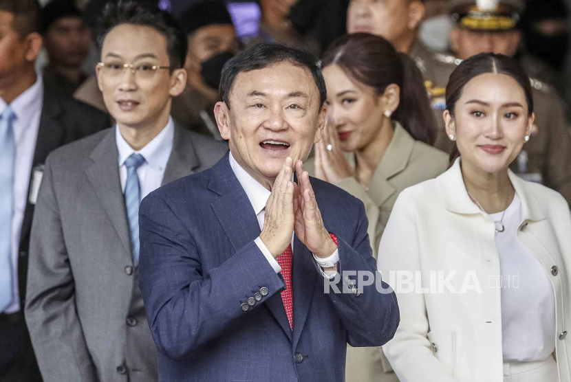 Mantan Perdana Menteri Thailand Thaksin Shinawatra saat tiba di Bandara Don Mueang,  Bangkok, 22 Agustus 2023. 