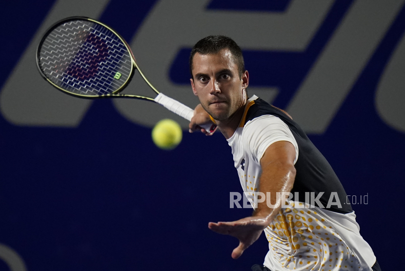  Laslo Djere, dari Serbia, bersiap untuk memukul kembali ke Stefanos Tsitsipas, dari Yunani, di turnamen tenis Meksiko Terbuka di Acapulco, Meksiko, Selasa, 22 Februari 2022.