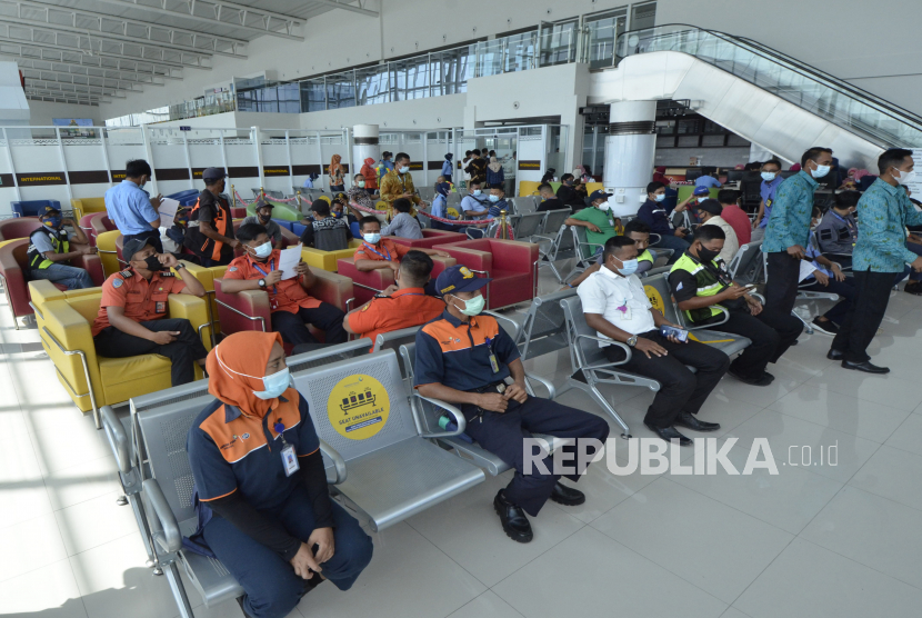 Pekerja bandara antre untuk mengikuti vaksinasi massal, di Bandara Radin Inten II Lampung Selatan, Lampung, Jumat (26/3). (ilustrasi)