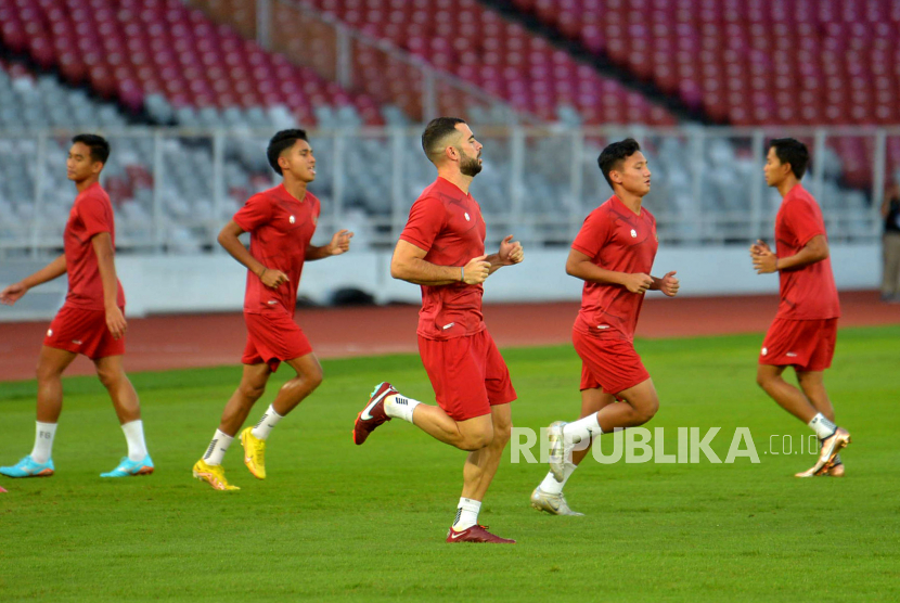 Pemain timnas Indonesia melakukan sesi latihan di Stadion Utama Gelora Bung Karno, Senayan, Jakarta, Kamis (5/1/2023). Laga semifinal leg pertama Piala AFF 2022 antara Indonesia melawan Vietnam akan berlangsung pada Jumat (6/1/2023). 