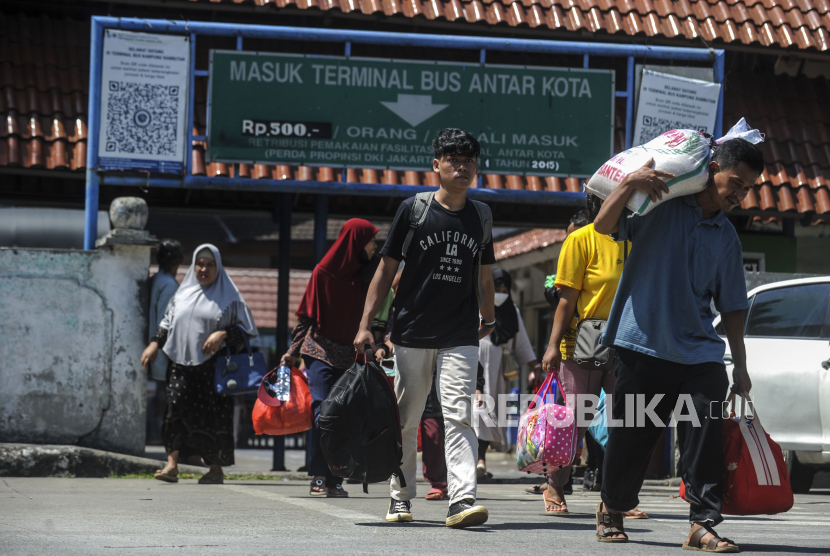 Sejumlah pemudik saat tiba di Terminal Kampung Rambutan, Jakarta, Ahad (8/5/2022). Pendatang baru diharap melapor 1x24 jam sejak tiba di Jakarta kepada RT dan RW setempat.