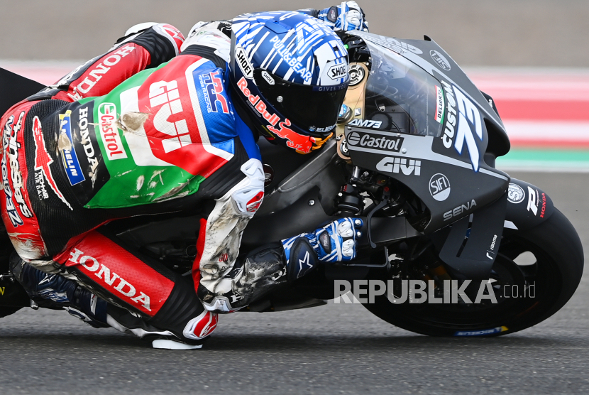 Pembalap LCR Honda Alex Marquez memacu kecepatan sepeda motornya pada hari terakhir tes pramusim MotoGP 2022 di Pertamina Mandalika International Street Circuit, Lombok Tengah, NTB, Ahad (13/2/2022). 