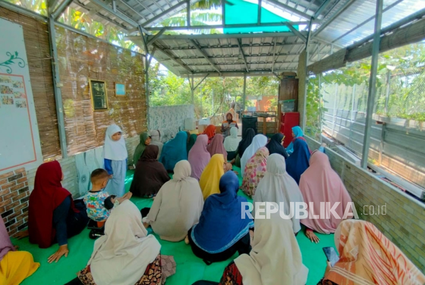 Para lansia semangat mengikuti kegiatan Pesantren Ramadhan Lansia yang digelar oleh Rumah Zakat  