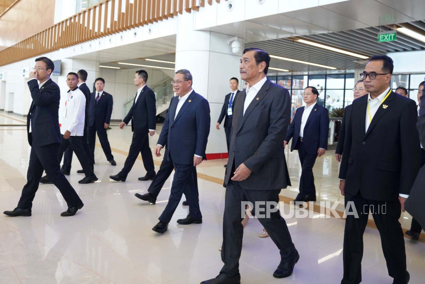 Menko Marinves Luhut Binsar Pandjaitan dan Menhub Budi Karya Sumadi mendampingi PM Cina Li Qiang menjajal kesiapan operasional Kereta Cepat Jakarta-Bandung, Rabu (6/9/2023). 