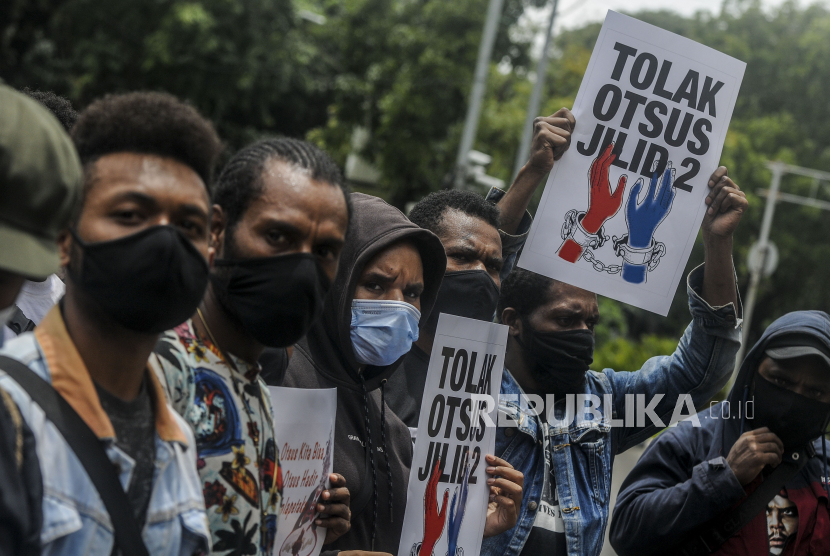 Sejumlah massa yang tergabung dalam organisasi Ikatan Mahasiswa Papua melaksanakan aksi di depan gedung Kementerian Dalam Negeri, Jakarta, Rabu (24/2). Aksi tersebut dilakukan untuk menuntut penolakan rencana perpanjangan otonomi khusus dan daerah otonomi baru di seluruh tanah Papua. (ilustrasi)